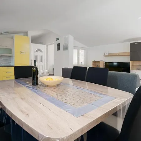 Lucia Apartment *
